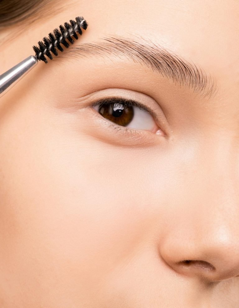 Can You Wax Eyebrows on Tretinoin? A Safety Guide